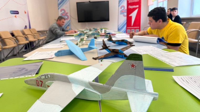 Открытые городские соревнования авиамоделистов в классе метательных моделей планеров и полукопий самолетов.